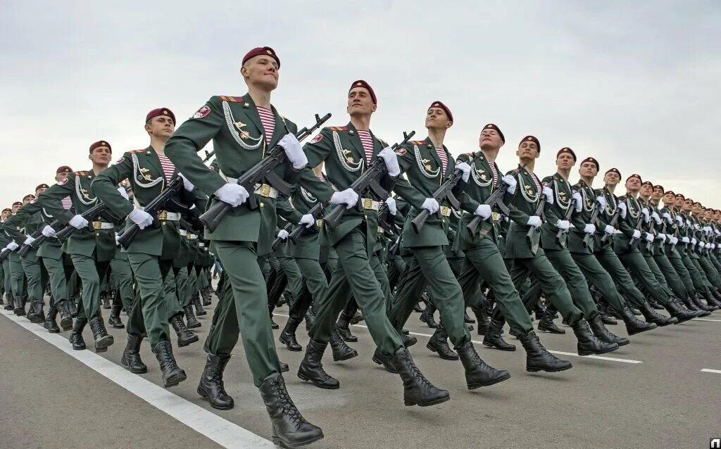 Парад победы солдаты. Военный парад. Солдаты маршируют. Строй солдат. Солдаты на параде.