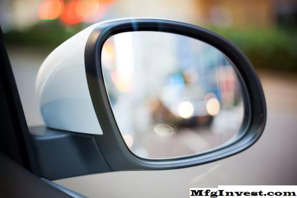 With mirror view. Зеркало машины боковое. Зеркало вид спереди. Car Side Mirror. Вид на город из бокового зеркала машины.