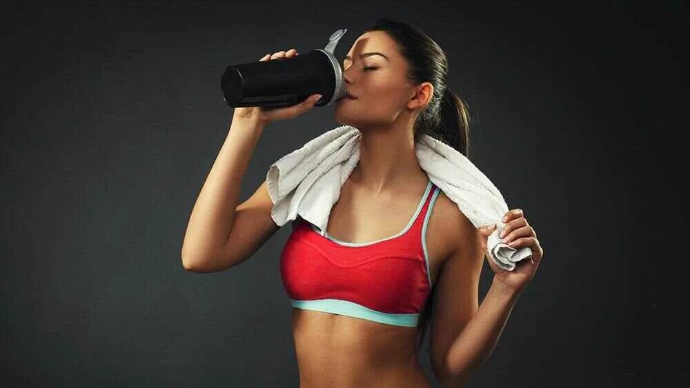 Спортивное питание для девушек. Протеиновый коктейль. Девушка с протеиновым коктейлем. Спортивная девушка пьет. Девушка и фитнес.
