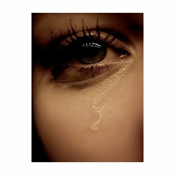 14 слез. Плачущие глаза. Плачущий глаз девушки. Плачущая девушка. Глаз со слезой.