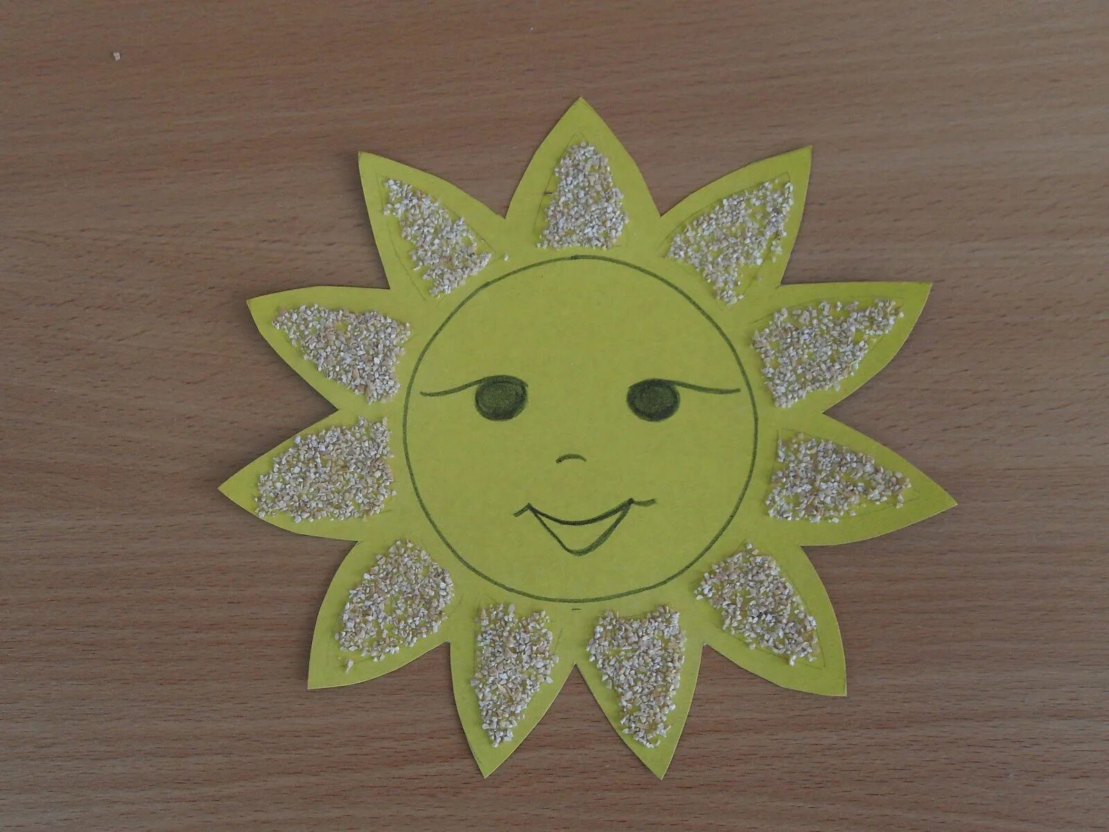 Украсим солнышко. Солнышко из бумаги на Масленицу для детского сада. Поделка солнышко. Поделка солнце. Поделка солнышко в детский сад.