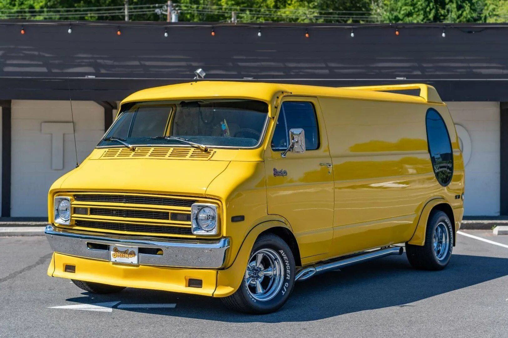 Додж микроавтобус. Додж вэн. dodge van 1977. американский минивэн додж. dodge tradesman 1976.