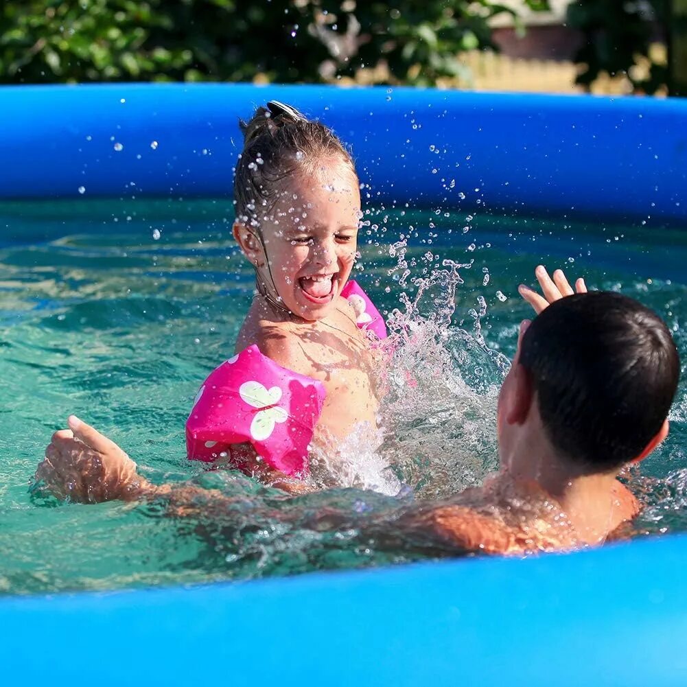 купаемся в бассейне. люди в бассейне. люди купаются в бассейне. мама и малыш в бассейне. купание детей в бассейне.