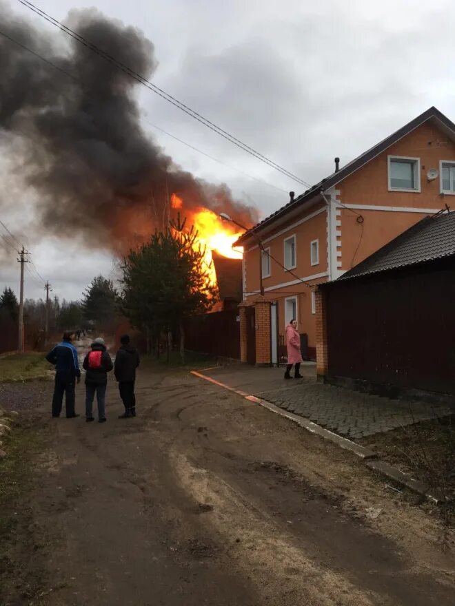 Вилози. Вилози. В селе разбитые дороги. Виллози хаус стройка. Виллози башня.