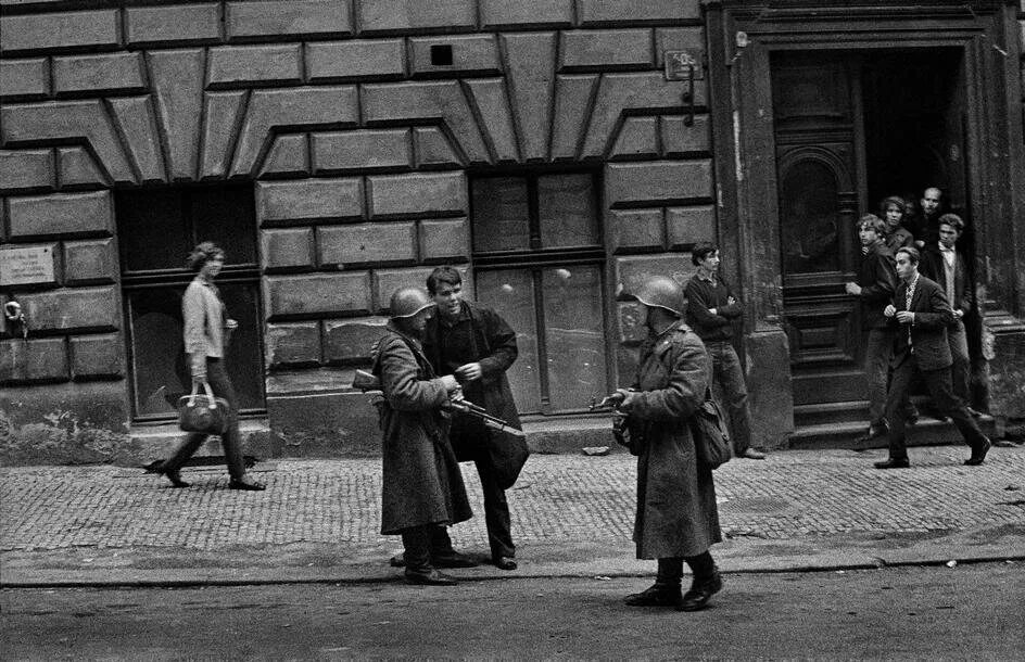 Создание чехословакии. Йозеф Куделка Praha 1968. Советские солдаты в Праге 1968. Прага 1968 и Швейк. Йозеф Куделка вторжение 68 Прага.