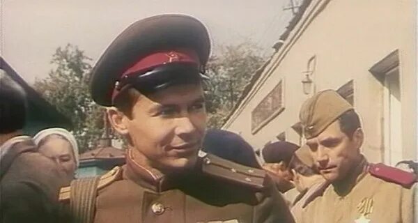 В последнюю очередь. В последнюю очередь 1981. в последнюю очередь фильм. очередь фильм 1981 италия. в последнюю очередь фильм 1981 кадры.