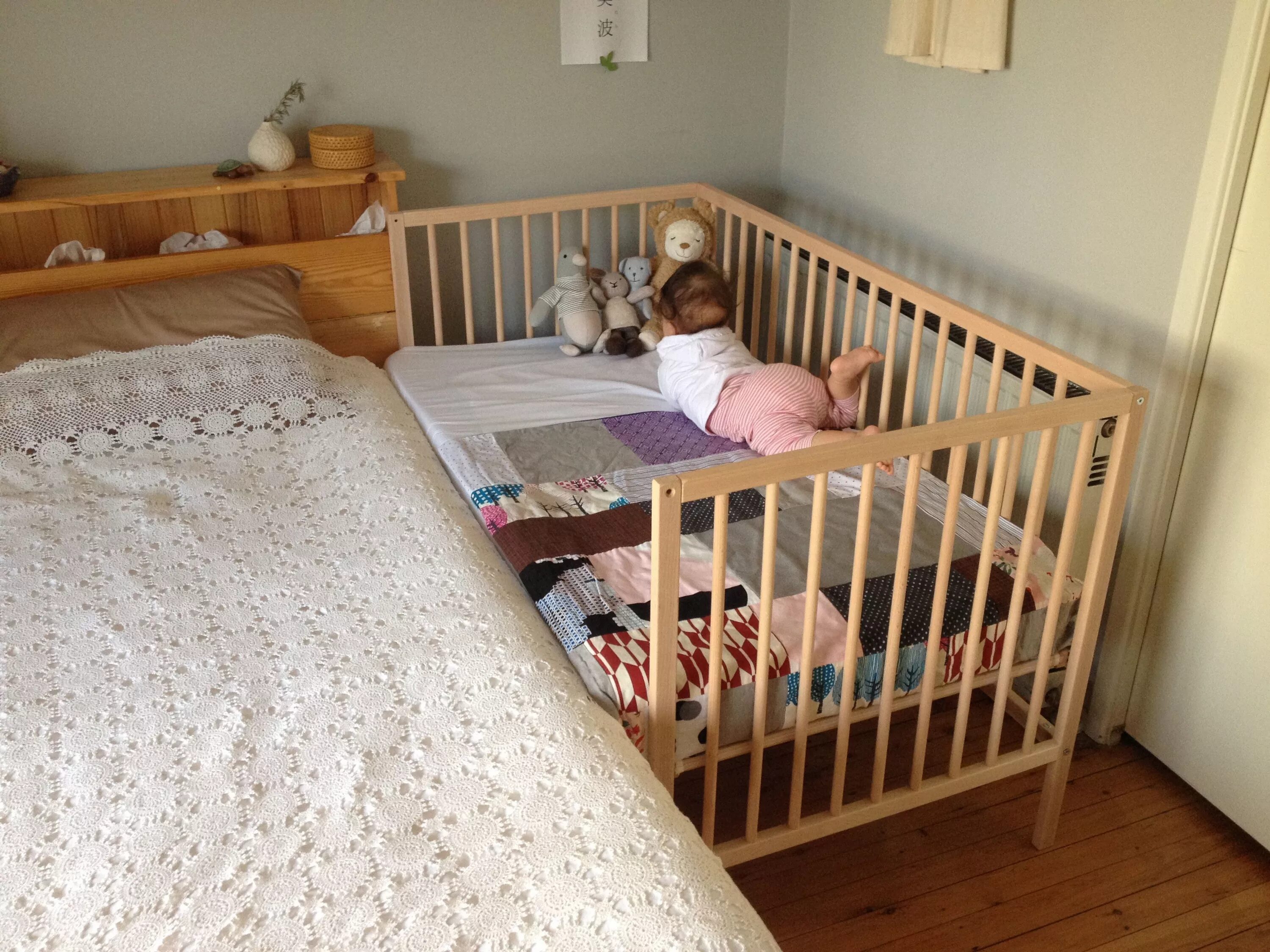 Приставная кроватка для новорожденных икеа. Спальня для родителей и ребенка. Кровать с детской кроваткой. Спальня с детской кроваткой в родительской. Возможно ли использование детьми личных спальных