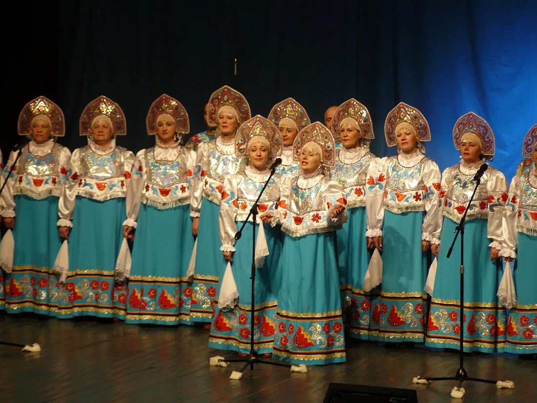 Хоровые песни. Курчатов народный хор "Ивушка". Костюмы для фольклорного коллектива. Костюмы фольклорные ансамбли. Костюмы для народного хора.