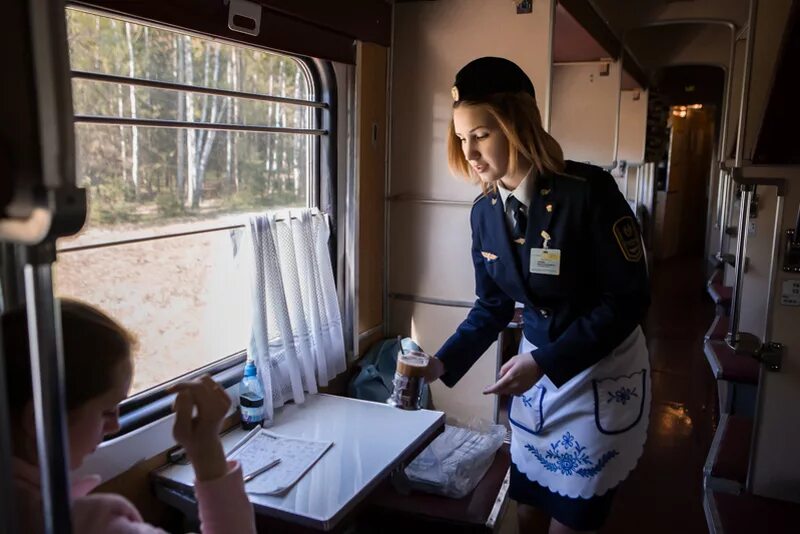 Тревога в поезде. Проводник пассажирского вагона РЖД. Проводница пассажирского вагона. Проводница в поезде. Проводник профессия.