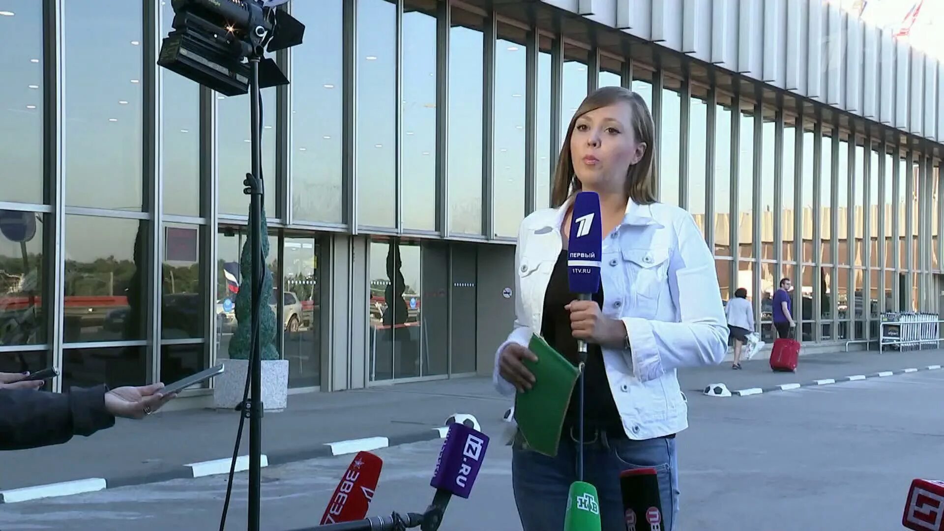 Новости репортаж. Телеведущий 1 канала кирилл клейменов. Выпуск новостей 1 канал. Репортаж новости 1 канал. Анна курбатова корреспондент.