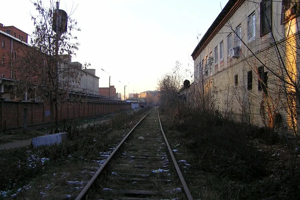 Забытые дороги 3. Подъездной путь завода. Станция октябрьские казармы. Подъездные пути в Москве. Подъездные пути в Москве 2000 год улицы.