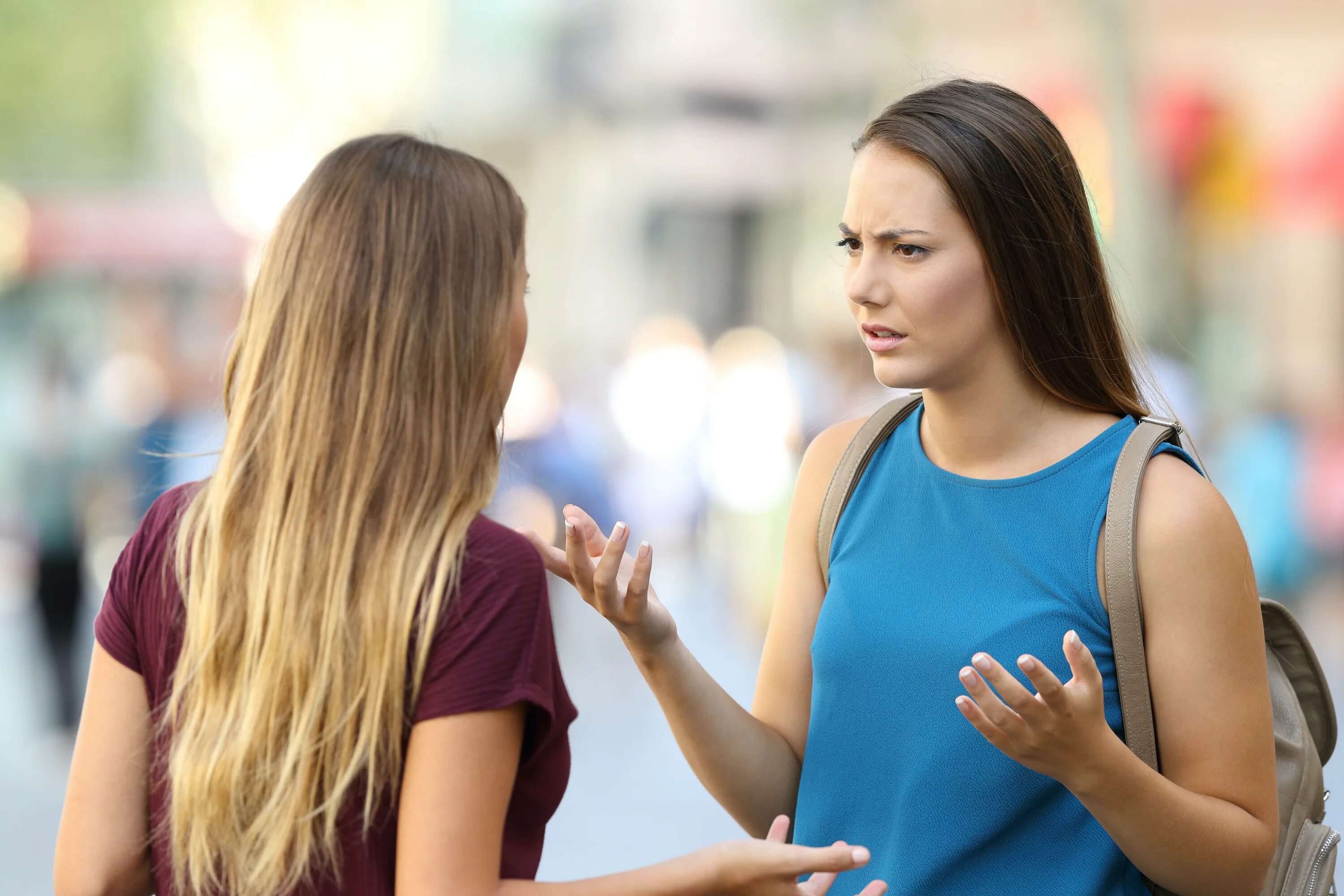 People s attitude. Разговор двух женщин. Женщины подруги. Подруги болтают. Разговор двух людей на улице.