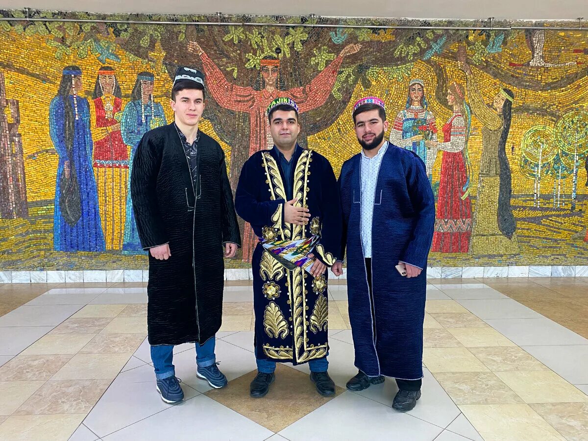 Таджикская одежда. Таджикский национальный костюм. Таджикская Национальная одежда. Таджикская Национальная одежда мужская. Таджикский халат