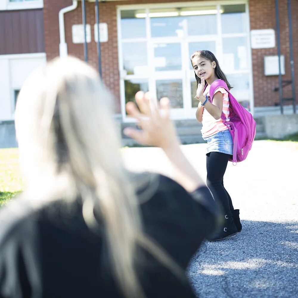 She be new to the school. Девочка перед колледжем. Свидание детей. Девушки прощаются в университете фотография. Прощание со школой эмоции.