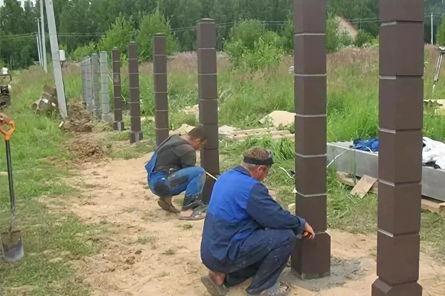 Сделать бетонный столб. Забор с колоннами. Облицовка металлических столбов. Железобетонные столбы для забора. Забор из бетонных столбов.