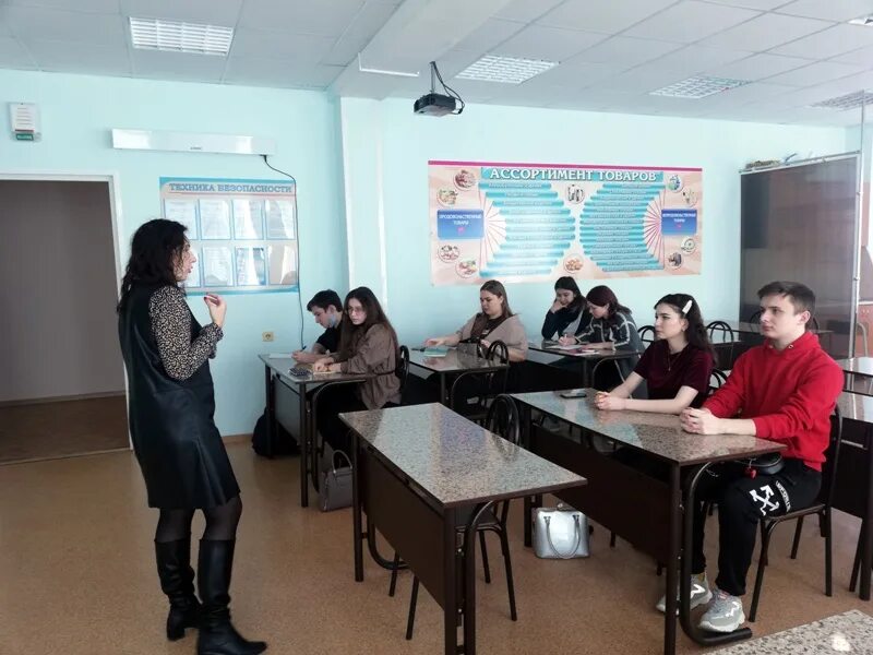 студенты на занятиях. хай скул школа в сша. колледж работа семья. колледж работа семья. колледж работа семья.