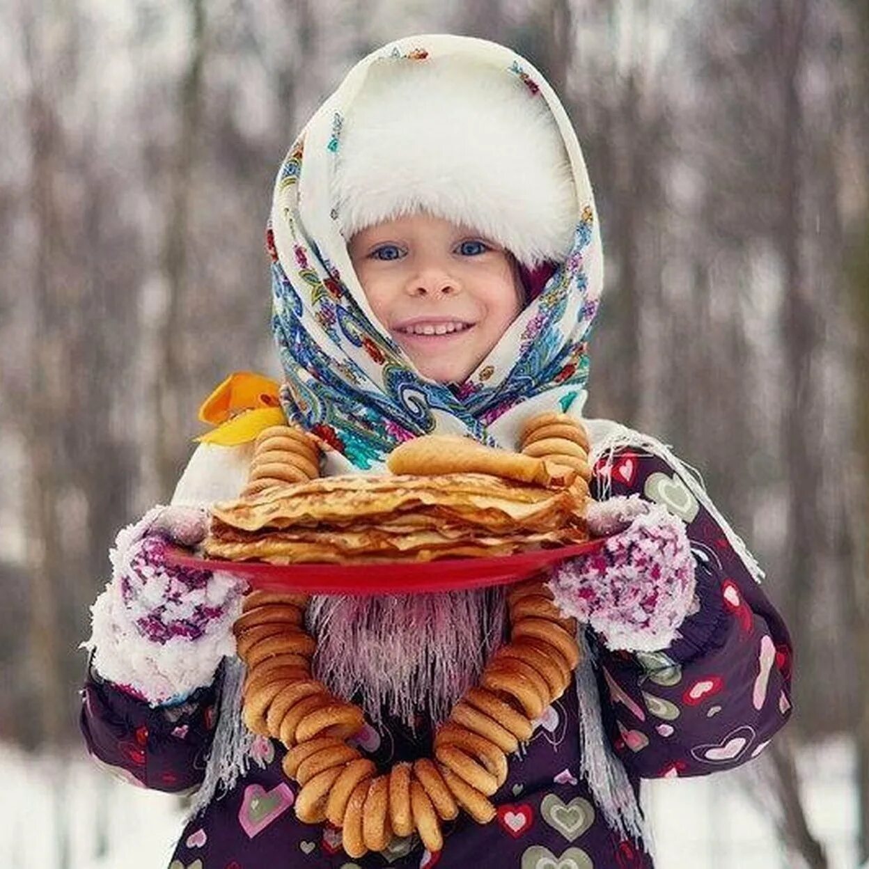 Девочка с блинами картинка. Масленица фотосессия для детей. фотосессия с блинами на масленицу. фотосессия масленица для малышей. фотосессия масленица детская.