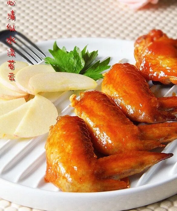 Крылышки и жареный кальмар. Куриные крылья в имбирном соусе. Жареные крылышки. Лазерсон крылышки. Chicken tandoor в черной посуде.