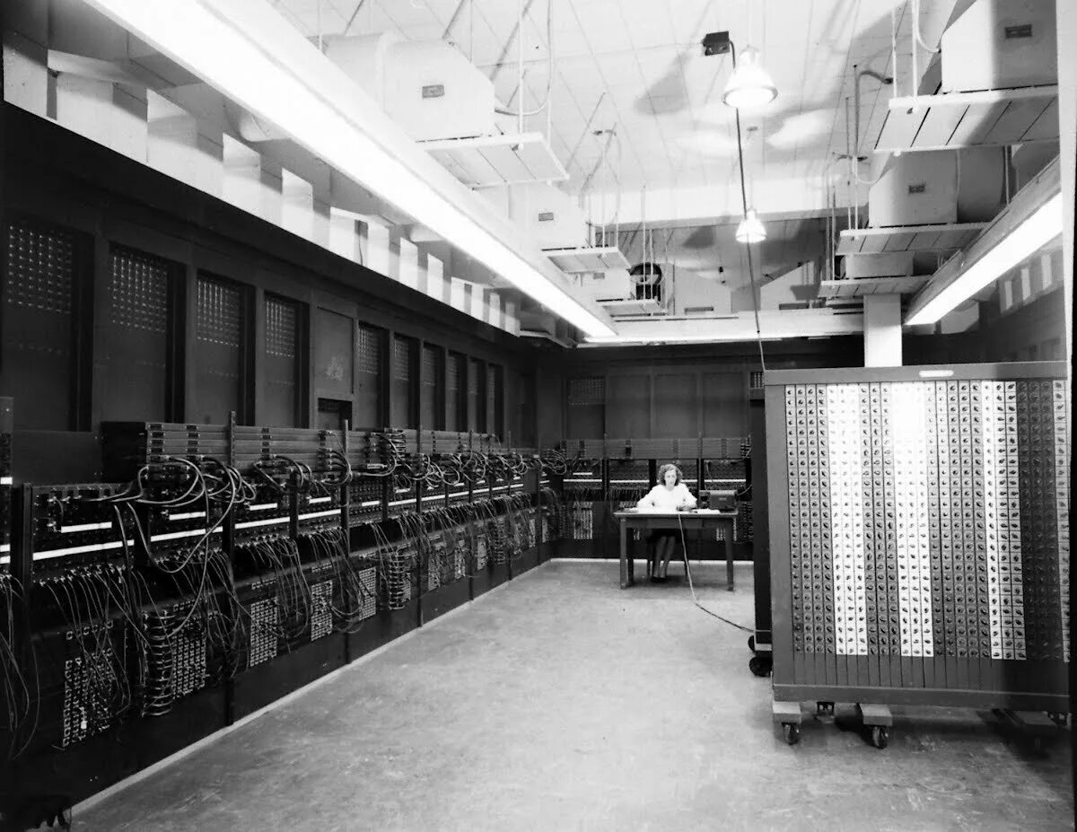 Электронный компьютер электронная машина. ЭВМ ЭНИАК. ЭНИАК 1946. Первый компьютер ЭНИАК 1946. Первый компьютер в мире ЭНИАК.