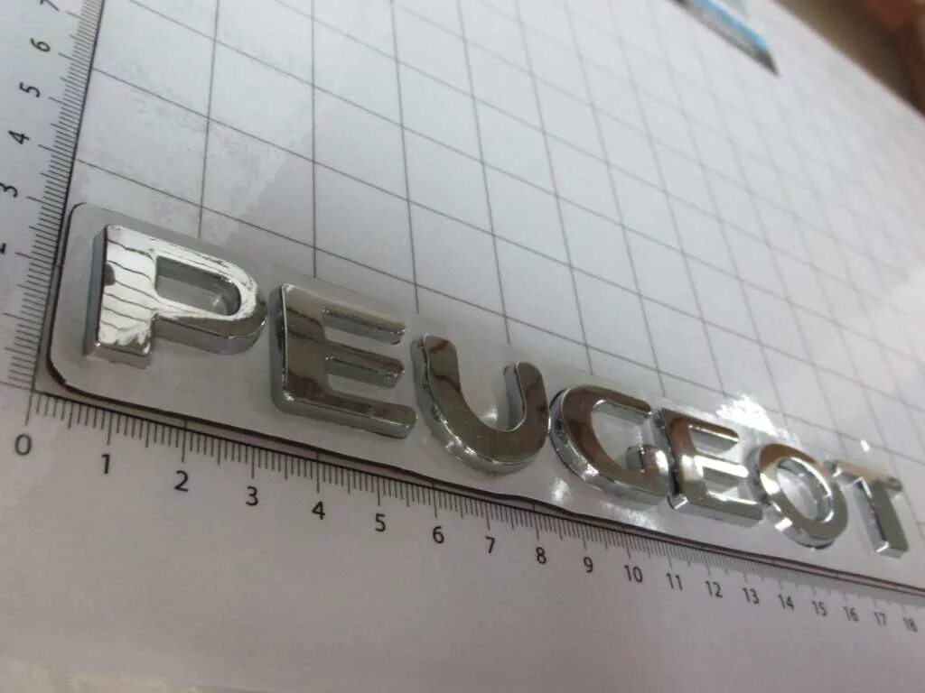 Как прикрепить шильдик. Пежо 4007 шильдик. шильдик peugeot 3008. пежо 4007 шильдик наклейка. эмблема багажника пежо 406.