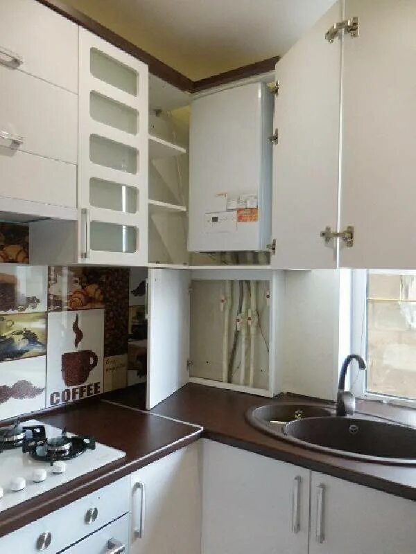 Газовый котел и трубы на кухне. Котел на кухне. кухня с газовым котлом планировка. кухня для хрущевки с газовой колонкой. планировка маленькой кухни с котлом.