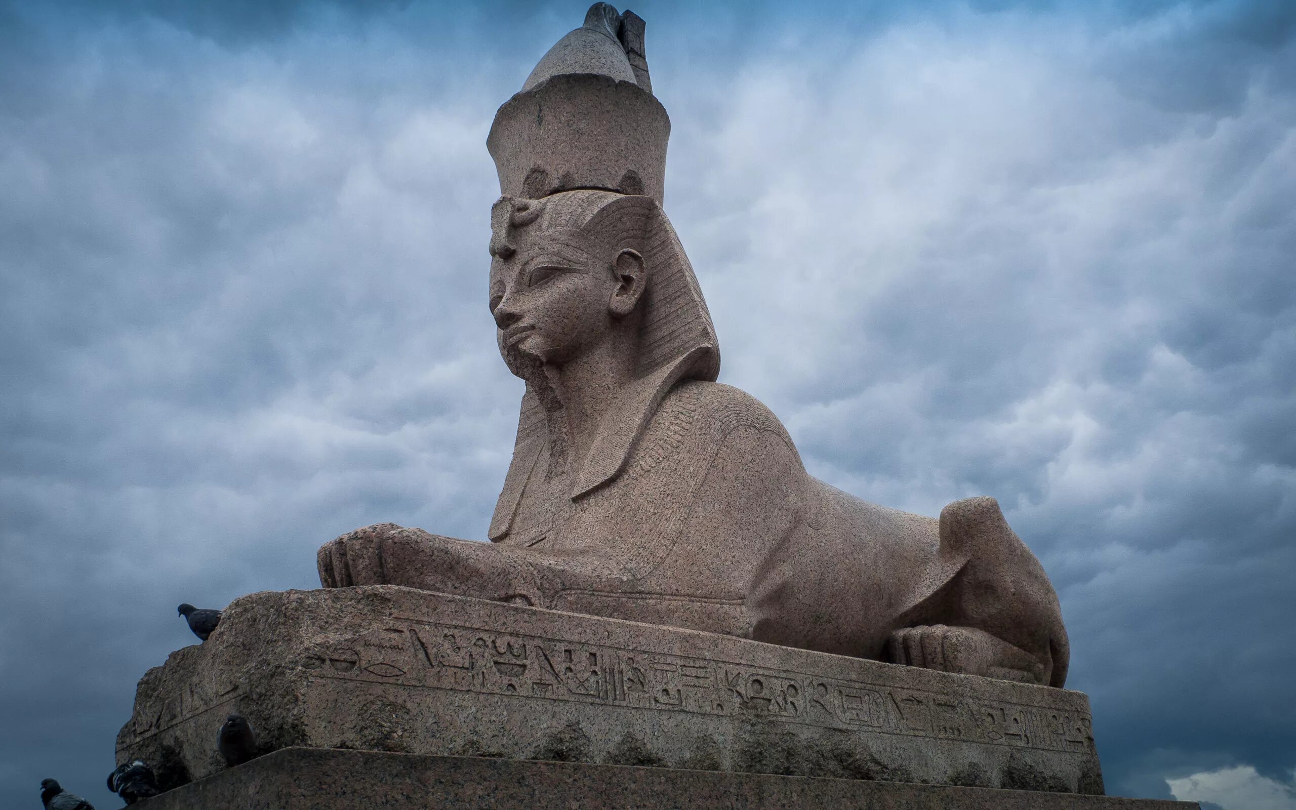 В каком городе сфинкс. Сфинкс скульптура древнего египта. сфинкс аменхотепа санкт-петербург университетская набережная. египетские статуи сфинксов в питере. сфинксы на университетской набережной.