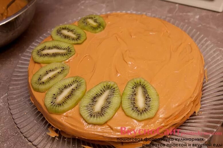 торт из крекеров с киви. торт из печенья с киви и бананом без выпечки. торт с крекером рыбки. тортик с печеньем без выпечки. торт с киви и бананом.