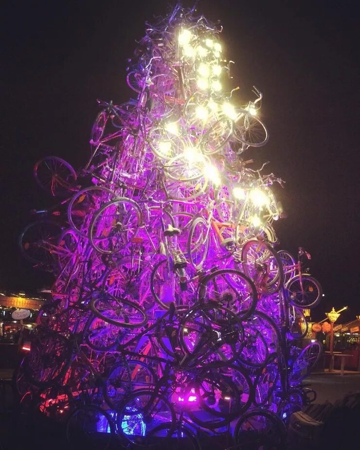 дизайнерская новогодняя елка. оригинальная елка. креативная елка. не обычная новогодняя ёлка. новый год необычно.