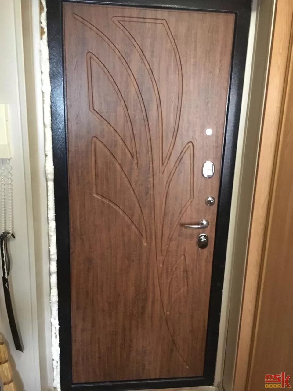 Накладка на обшивку металлической двери. Добор дверной входной 400мм. Отделка двери панелями. Входная дверь обшитая вагонкой. Дверь металлическая до и после.
