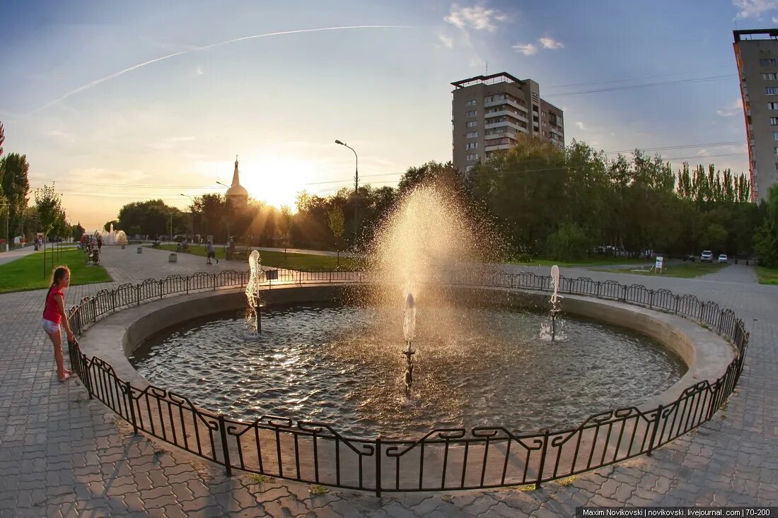 Город Волжский фонтаны. Аллея фонтанов Волжский. Площадь Ленина Волжский. Площадь г. Волжский. В волжском купить летние