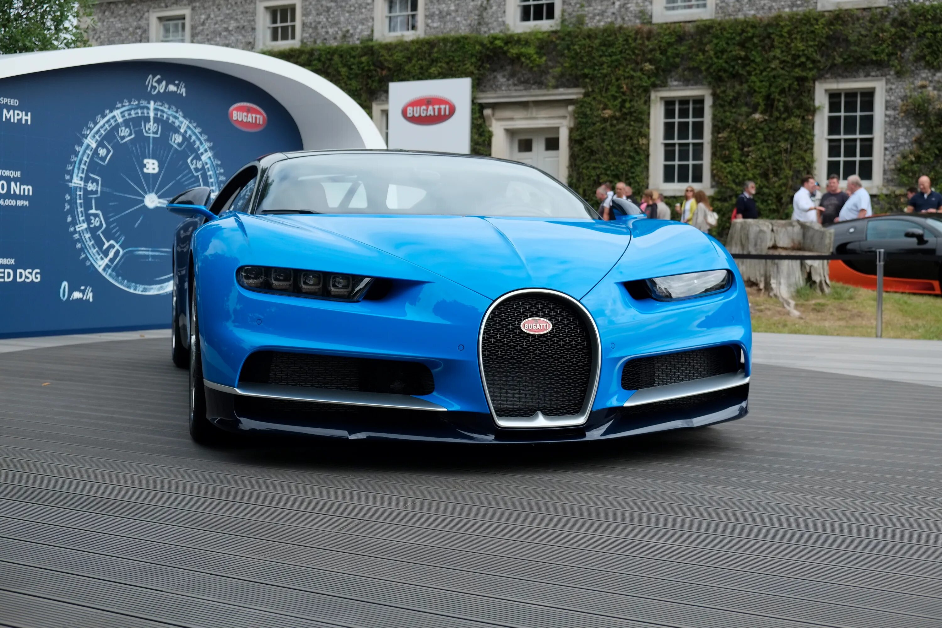 Bugatti chiron скорость. Бугатти ЧИРОН Макс скорость. Бугатти Шерон скорость. Бугатти дива Макс скорость. Бугатти Шерон до 100.