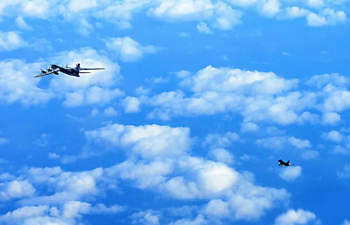 Самолет в облаках. Красивый самолет. Самолет в небе. Небо самолет песня. Самолет на фоне неба.