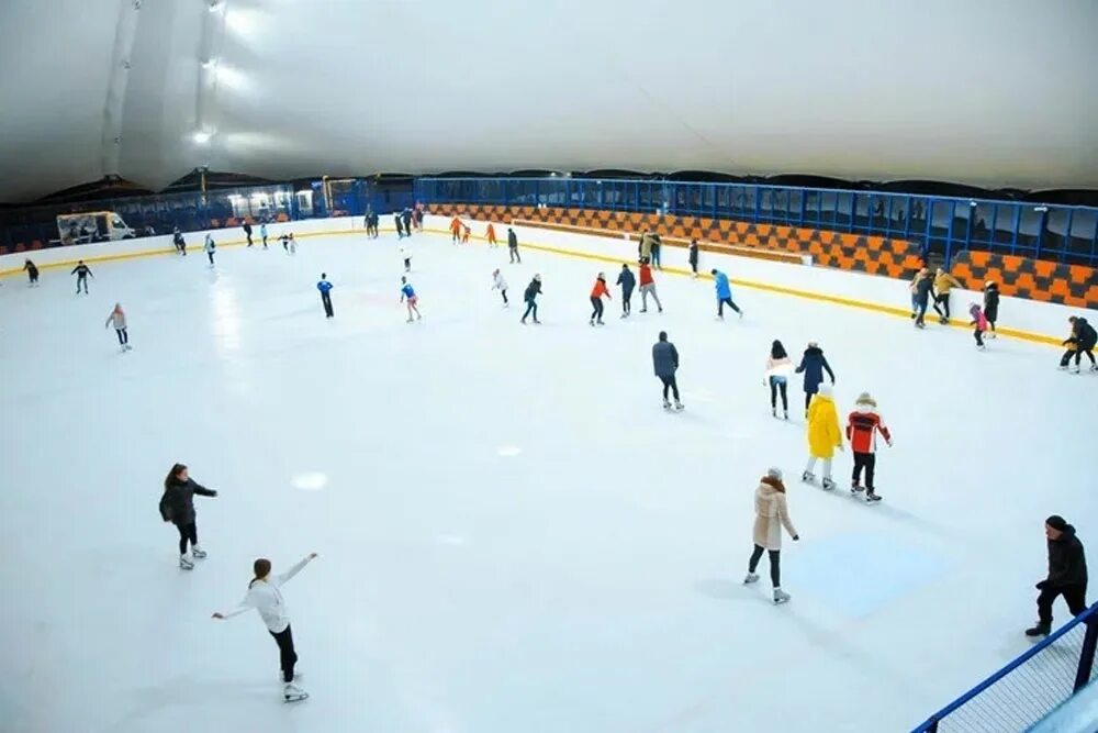 Сеанс катания. Вена ратуша каток. Каток эрмитаж. Каток цска ночное катание. Сеанс катания.