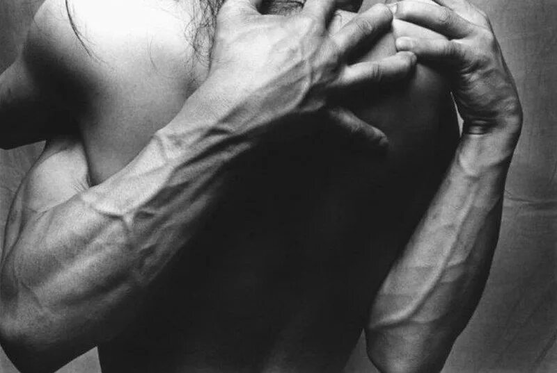 эстетика прикосновений. прикосновения страсть. нежное прикосновенье. рука мужчины на спине женщины. обнимает за шею.