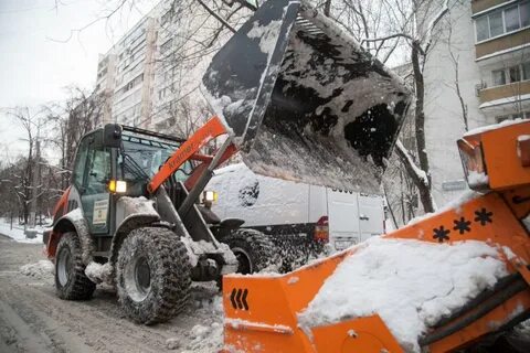 Уборка снега снегоуборочной машиной