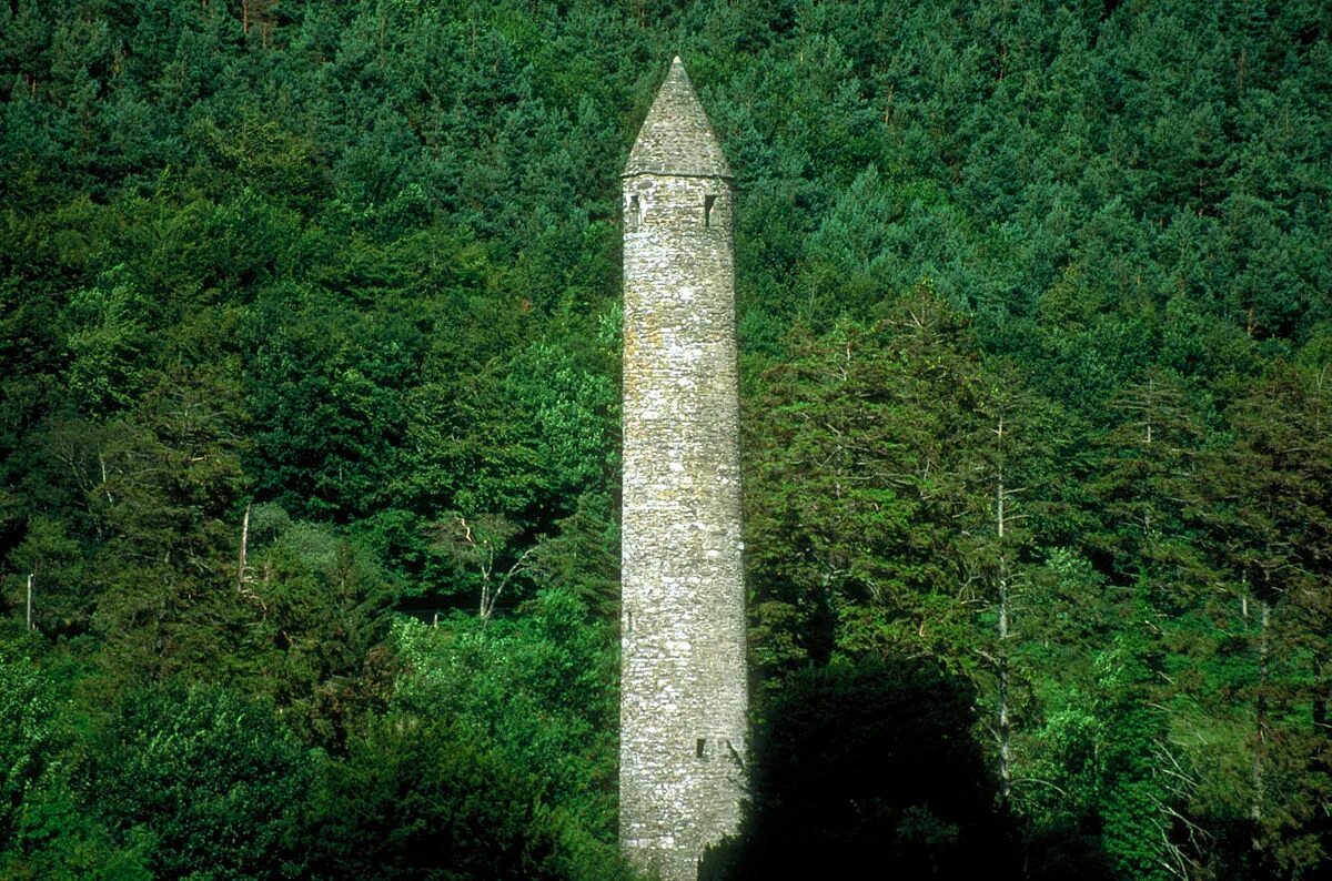 Round tower. Башня в Глендалох Ирландия. Круглая башня в Глендалох. Круглые башни Ирландии. Башня в Глендалох Ирландия фото.