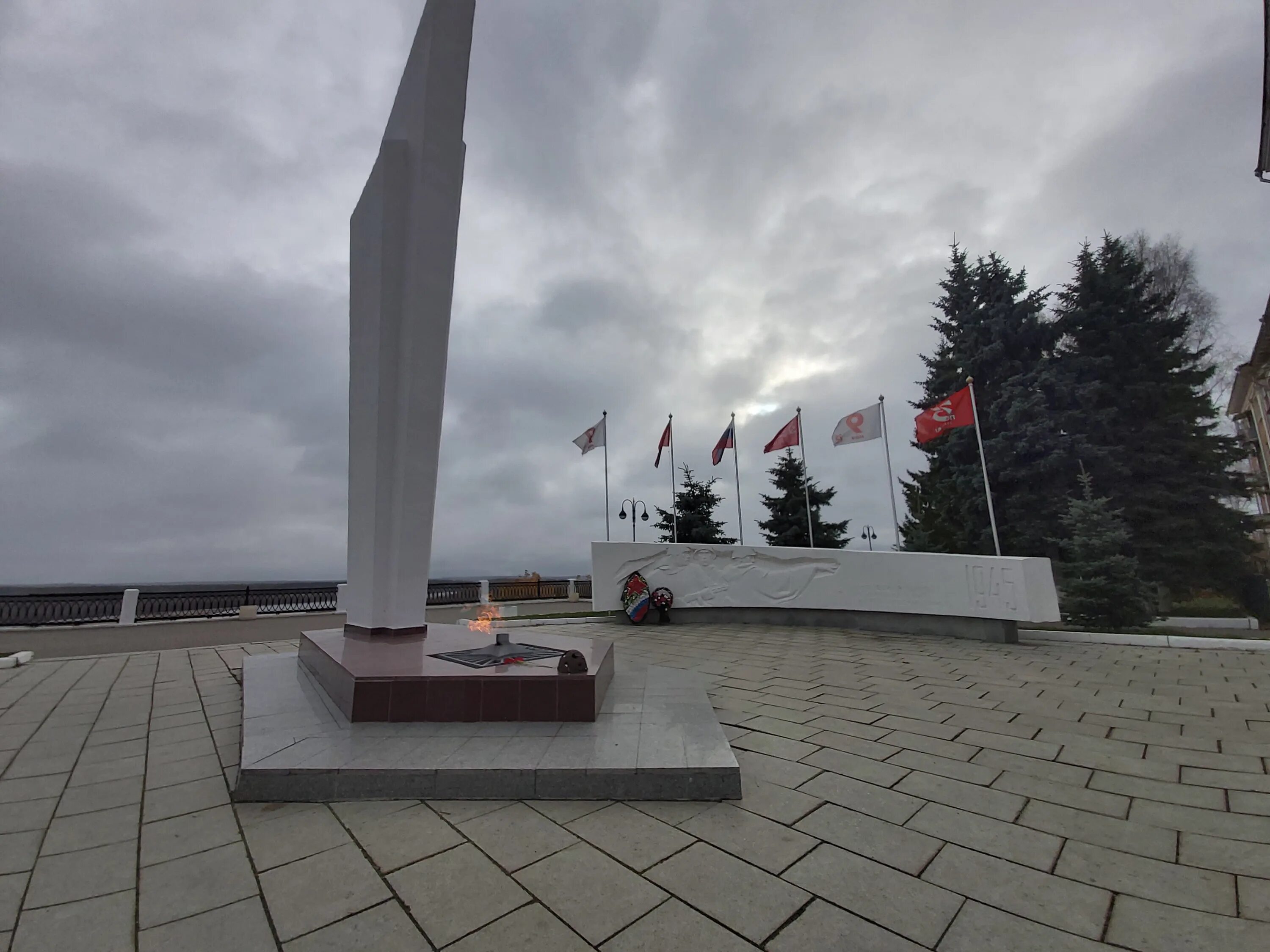 мемориальный комплекс вечный огонь киров. вечный огонь набережная грина киров. вечный огонь города кирова. огонь киров. памятник вечный огонь киров.
