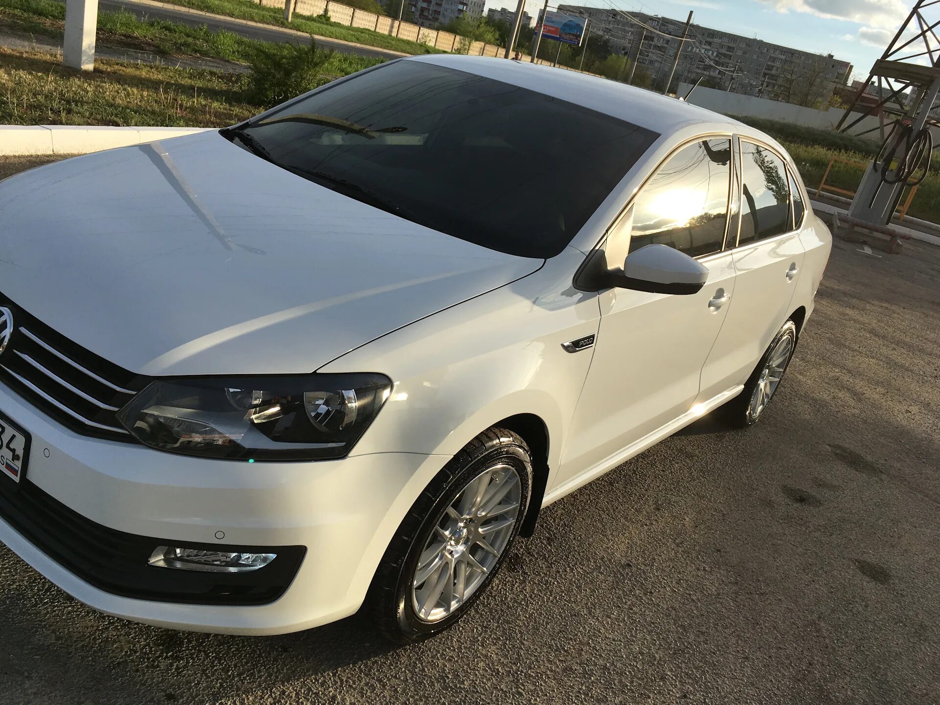 На поло седане есть. Фольксваген поло занижение. Выхлоп поло седан 1. Vw polo белый н652ао774. Поло седан стейдж 3.