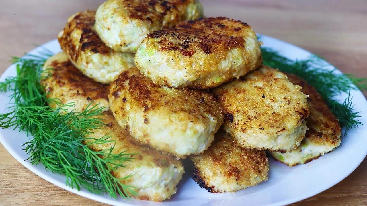 Простой рецепт котлет из капусты. Куриные котлеты с капустой. Курино капустные котлеты. Капустные котлеты в духовке. Капустные котлеты с курицей.