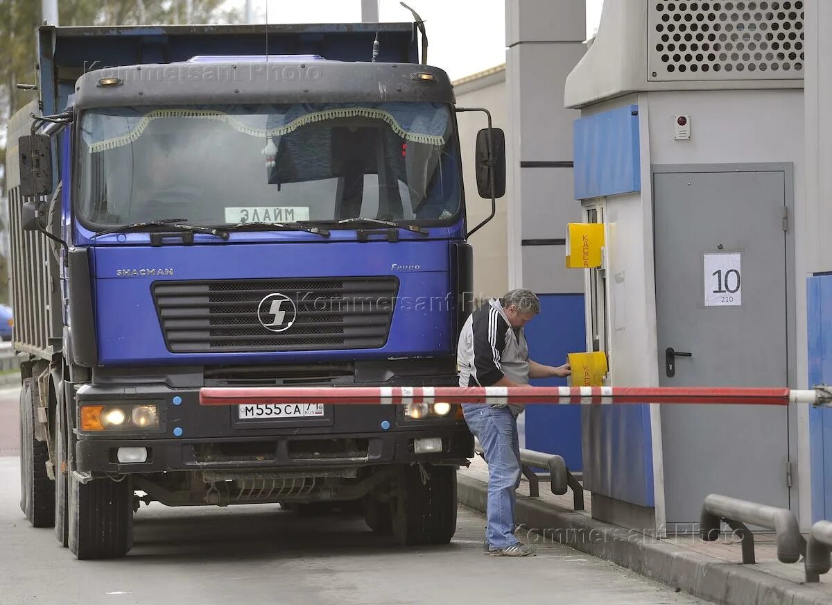 Платон м 4. Платон на камаз. платон на грузовые автомобили. платон большегрузы. платон в грузовой машине.
