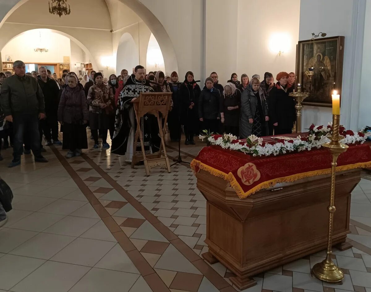 Вечерня с выносом плащаницы сколько по времени. Вынос плащаницы. вынос плащаницы икона. унос плащаницы. украшение плащаницы на пасху.