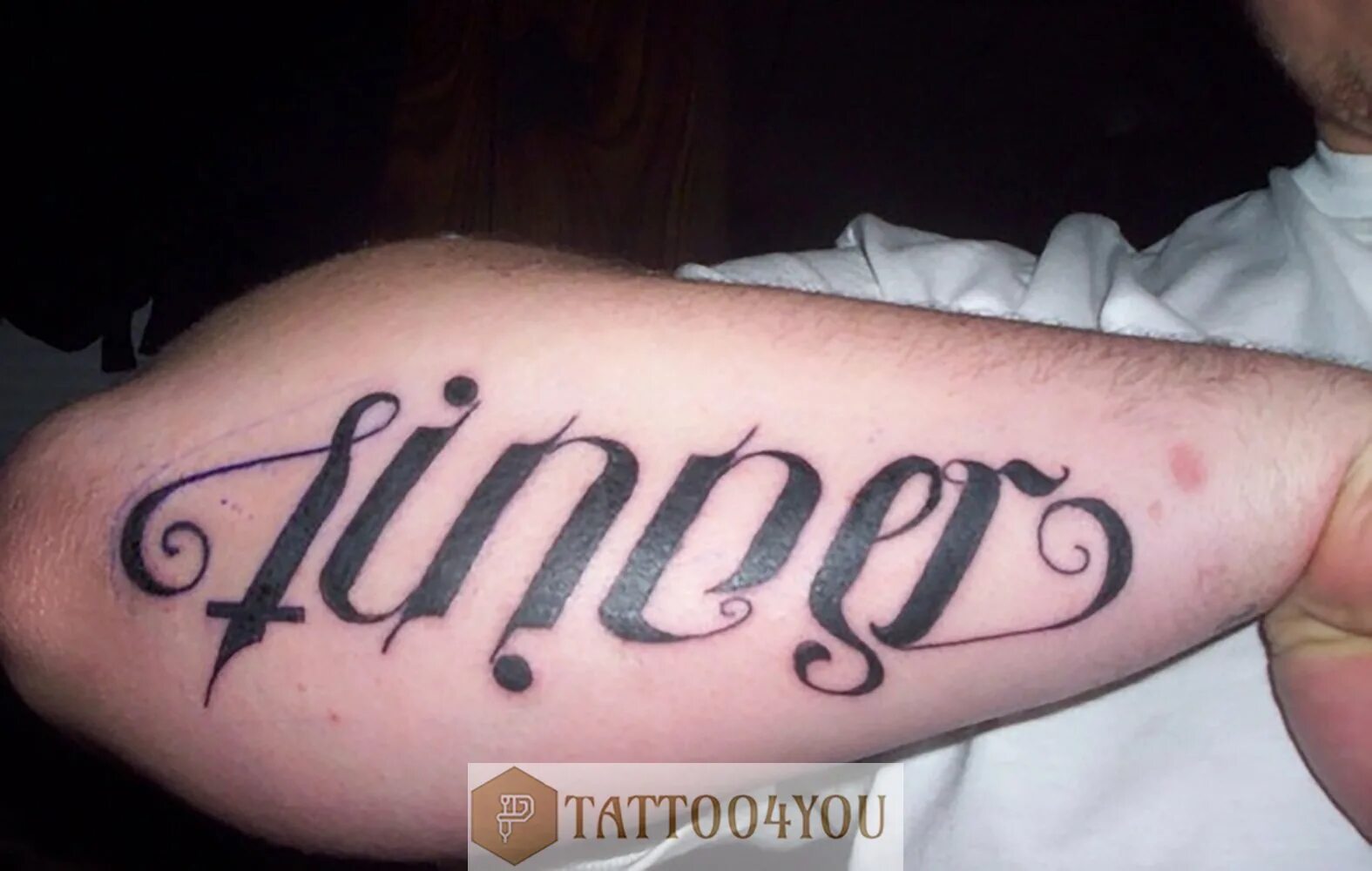 Тату надпись спаси и сохрани на латыни. Тату на руке мужские надписи. Спаси и сохрани тату на руке на латыни. Татуировка спаси и сохрани. Спаси и сохрани на латыни.