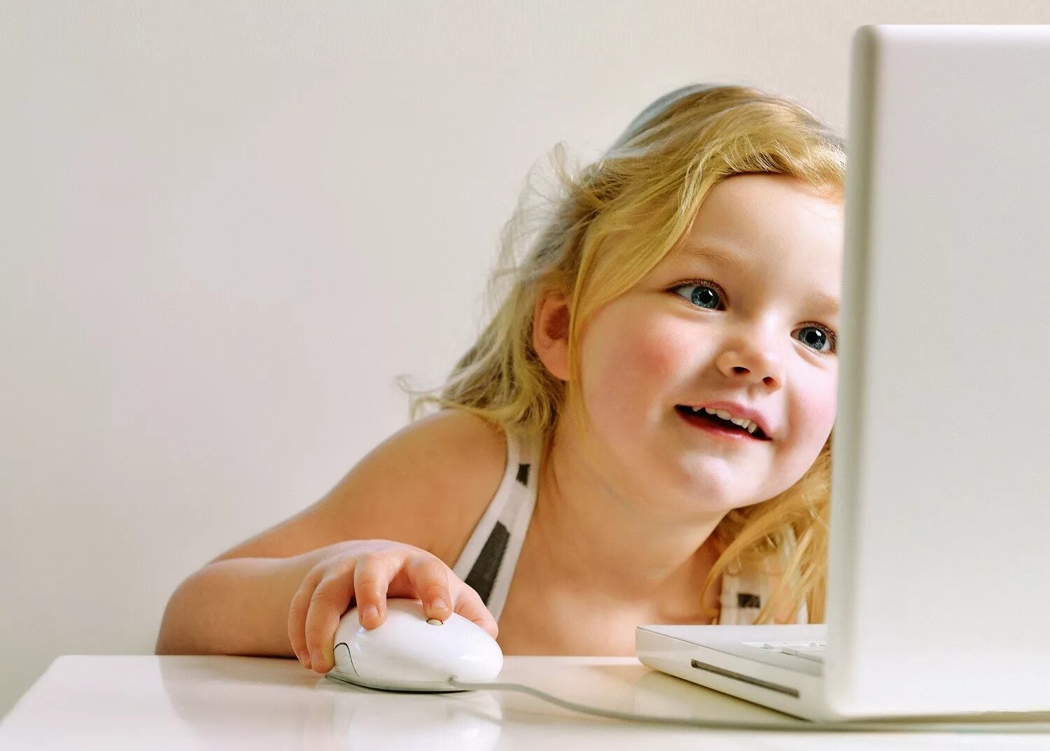 Детям об интернете. Компьютер для детей. Ребенок за компьютером. Маленький ребенок за компьютером.