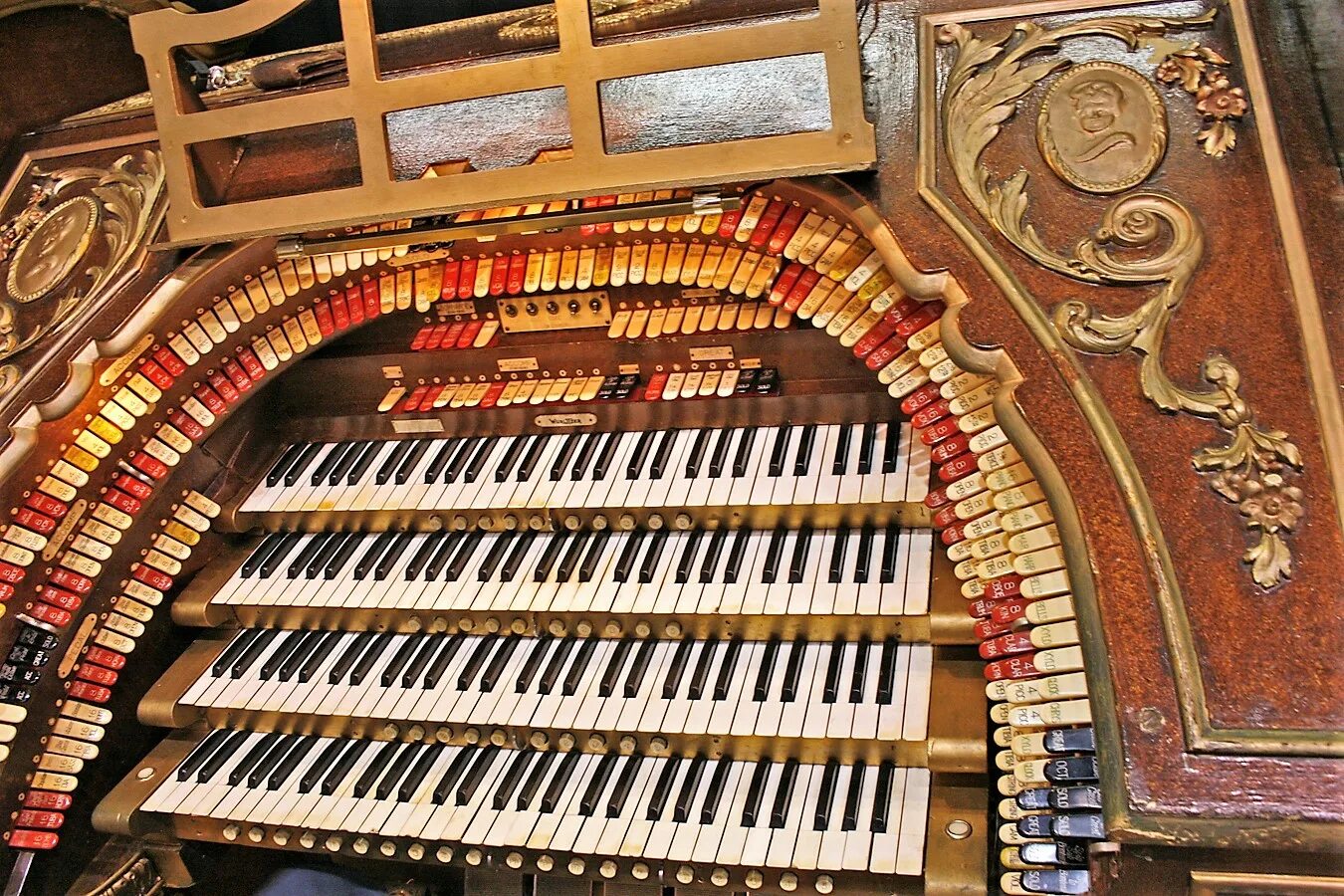 Поиск орган. Wurlitzer pipe organ. wurlitzer theatre organ. орган компании rudolf wurlitzer. джон пираонт орган.