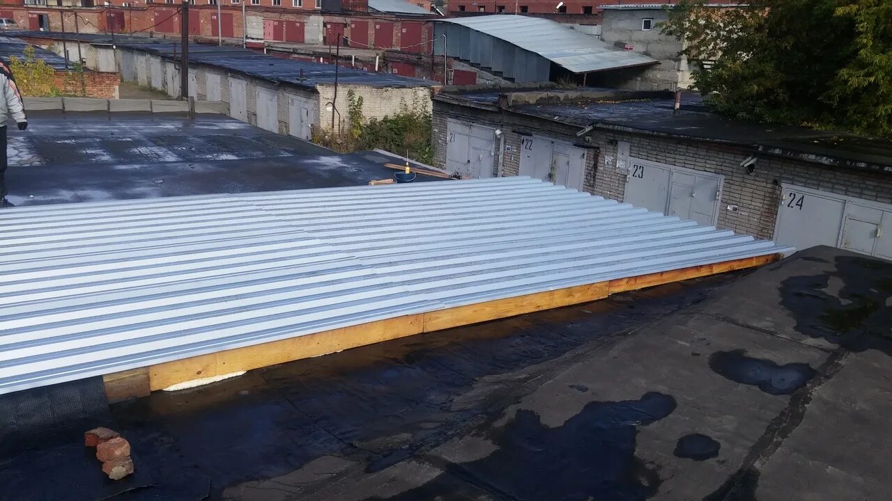 Кровля гаража профнастилом. Крыша гаража профлистом. Профнастил на крышу гаража. Кровля гаража профнастилом. Профлист на крышу гаража.