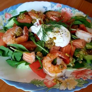 Салат с креветками семгой и красной