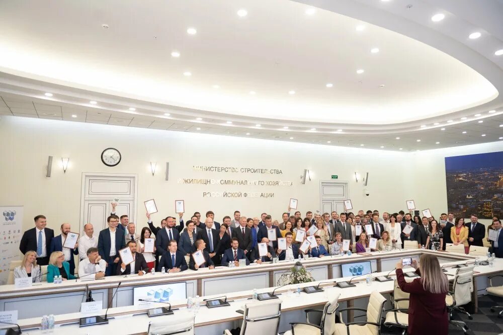 Руководители рф 2021. Дом молодежи екатеринбург лидер 21 века. Лидер 2021. Explore leader 2021. Лидеры россии 2021.