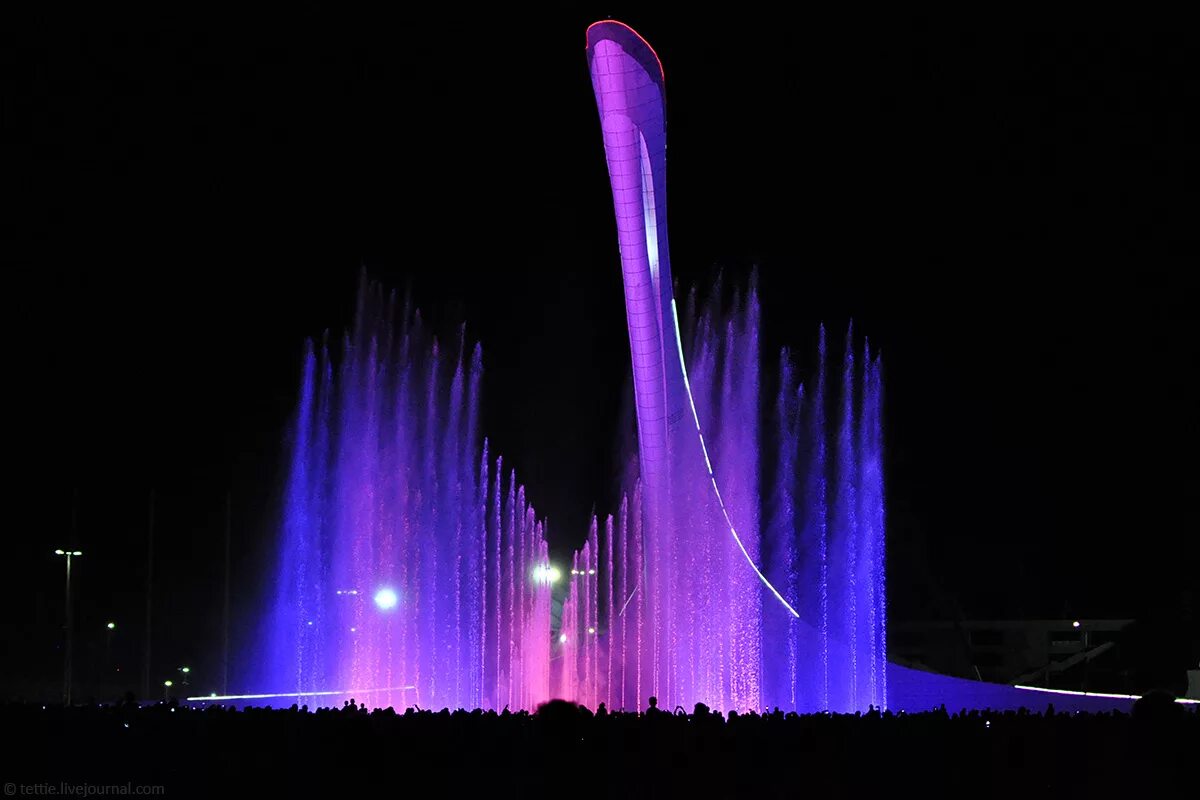 Время поющих фонтанов. Фонтан Сочи Олимпийский парк. Поющие фонтаны Сочи Олимпийский парк. Поющий фонтан в Сочи в Олимпийском парке. Шоу поющих фонтанов в Олимпийском парке Сочи.
