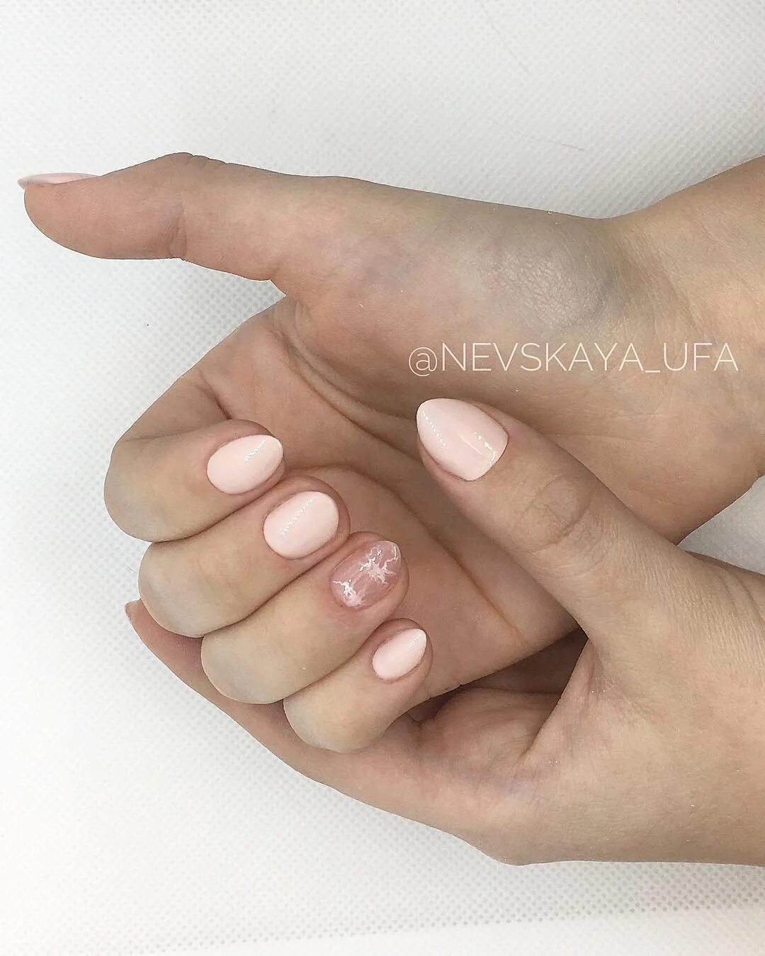 Френч на короткие ногти. Округлые ногти. Маникюр на короткие широкие ногти. Форма коротких ногтей. Короткие аккуратные ногти.