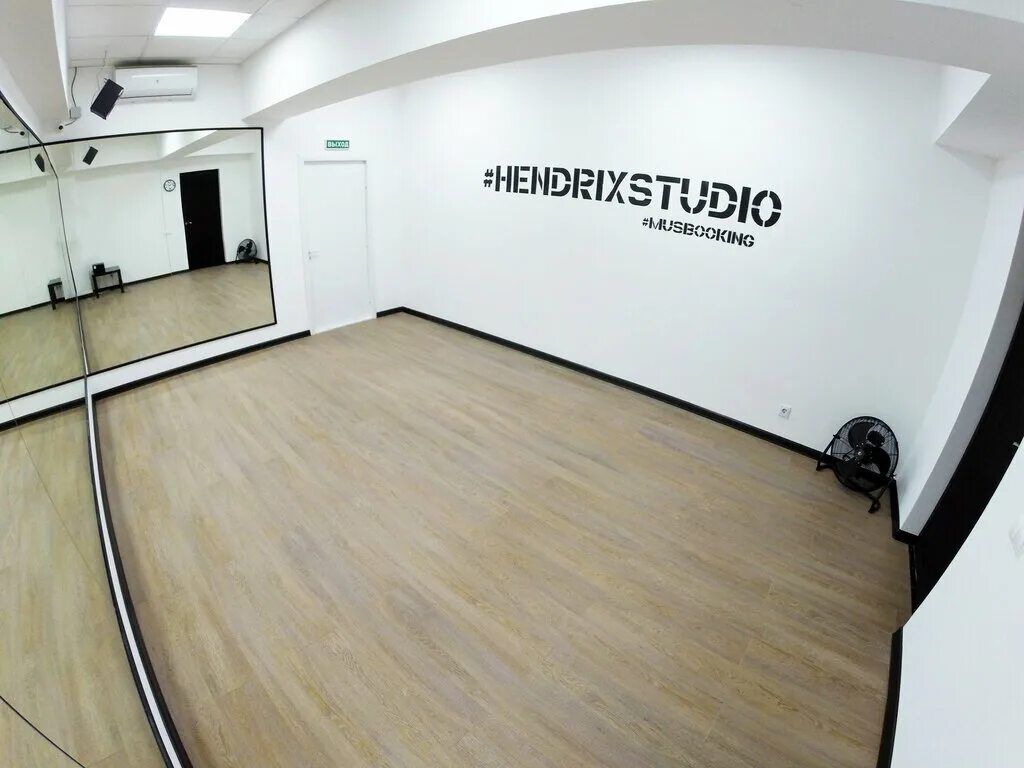Hendrix studio логотип. Хендрикс студио москва. Hendrix studio пролетарская. Хендрикс студио москва. Фотостудия большая татарская 35 с7-9.